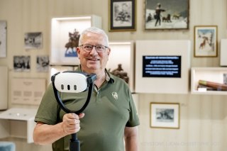 Jean-Maurice Tornay, président de la Fondation Barry, pose avec un casque à réalité augmentée dans le nouveau Barryland